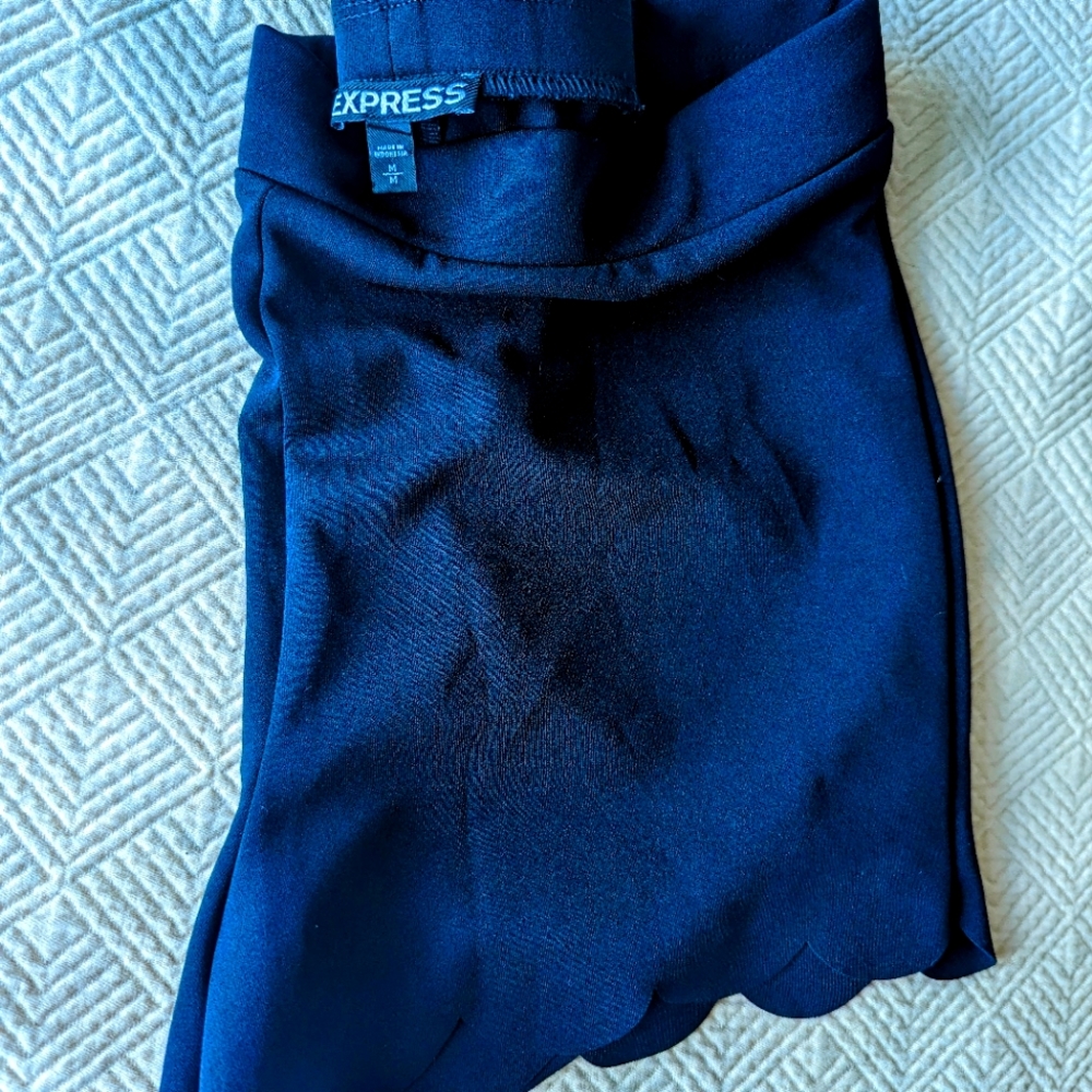 Express high waisted scallop shorts - Picture 3 of 3